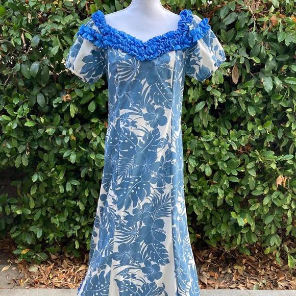 Royal Creation Hawaiian dress - Picture 1 of 6